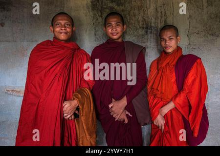 Cambodge, Cambogia, 2024-02-25, Siem Reap, Angkor Temple, moine bouddhiste, monaco buddista, Khmer, Orange, tempio di Angkor, tre giovani monaci Foto Stock