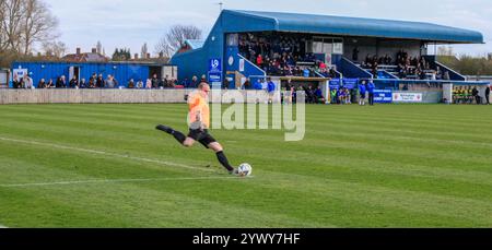 Partita di calcio amatoriale locale tra Billingham Town ed Easington Colliery nel nord-est dell'Inghilterra, Regno Unito. Portiere che prende un calcio da porta. Foto Stock