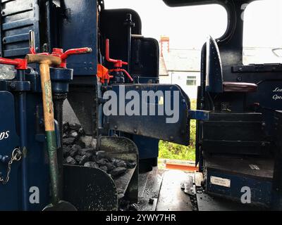 Interno di un treno a vapore, pedana di Sir Nigel Gresley, dove il macchinista/ingegnere e vigile del fuoco controllano la locomotiva e alimentano il carbone nel firebox Foto Stock