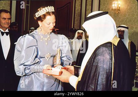 jeddah/arabia saudita /17 - 19 marzo 1984/ immagini storiche H.M.la Regina Margrethe II di Danimarca e il principe henrik di danimarca visita dello stato reale nel regno dell'arabia saudita benvenuto dal re saudita fahd e cena di gala in cambio di regali re fahd regala un dono da re fahd re dell'arabia saudita in re. (Foto. Francis Joseph Dean/Dean Pictures) (non per uso commerciale) Foto Stock