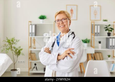Ritratto di un medico o infermiere sorridente anziano in Un ufficio ospedaliero Foto Stock