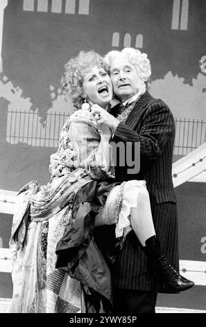 Lulu (Princess Puffer / Miss Angela Prysock), Ernie Wise (Mr William Cartwright / Your Chairman) nel MISTERO DI EDWIN DROOD al Savoy Theatre, Londra WC2 07/05/1987 libro, musica e testi di Rupert Holmes dopo il romanzo incompiuto di Charles Dickens scenografia: Bob Shaw costumi: Lindsay W Davis illuminazione: John B Read coreografo: Graciela Daniele regista: Wilford Leach Foto Stock