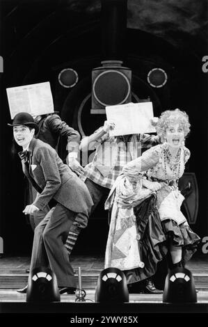 l-r: Julia Hills (Edwin Drood), Lulu (Princess Puffer / Miss Angela Prysock) nel MISTERO DI EDWIN DROOD al Savoy Theatre, Londra WC2 07/05/1987 libro, musica e testi di Rupert Holmes dopo il romanzo incompiuto di Charles Dickens scenografia: Bob Shaw costumi: Lindsay W Davis illuminazione: John B Read coreografo: Graciela Daniele regista: Wilford Leach Foto Stock