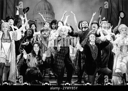 Front Left: Julia Hills (Miss Alice Nutting) centro: Ernie Wise (Mr William Cartwright / Your Chairman) nel MISTERO DI EDWIN DROOD al Savoy Theatre, Londra WC2 07/05/1987 libro, musica e testi di Rupert Holmes dopo il romanzo incompiuto di Charles Dickens scenografia: Bob Shaw costumi: Lindsay W Davis illuminazione: John B Read coreografo: Graciela Daniele regista: Wilford Leach Foto Stock