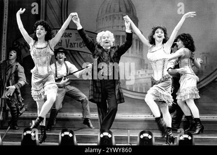 Ernie Wise (Mr William Cartwright / Your Chairman) in THE MYSTERY OF EDWIN DROOD at the Savoy Theatre, London WC2 07/05/1987 libro, musica e testi di Rupert Holmes dopo il romanzo incompiuto di Charles Dickens scenografia: Bob Shaw costumi: Lindsay W Davis illuminazione: John B Read coreografo: Graciela Daniele regista: Wilford Leach Foto Stock