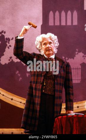 Ernie Wise (Mr William Cartwright / Your Chairman) in THE MYSTERY OF EDWIN DROOD at the Savoy Theatre, London WC2 07/05/1987 libro, musica e testi di Rupert Holmes dopo il romanzo incompiuto di Charles Dickens scenografia: Bob Shaw costumi: Lindsay W Davis illuminazione: John B Read coreografo: Graciela Daniele regista: Wilford Leach Foto Stock