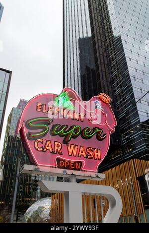 Il cartello Elephant Car Wash, un amato punto di riferimento locale, è annidato tra gli edifici del quartier generale Amazon presso la torre Amazon Nitro South nel Triangolo Denny di Seattle Foto Stock