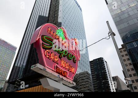 Il cartello Elephant Car Wash, un amato punto di riferimento locale, è annidato tra gli edifici del quartier generale Amazon presso la torre Amazon Nitro South nel Triangolo Denny di Seattle Foto Stock