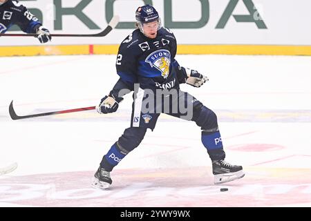 Pardubice, Repubblica Ceca. 12 dicembre 2024. Robin Salo (fin) in azione durante la partita tra Repubblica Ceca e Finlandia degli Swiss Hockey Games, parte dell'Euro Hockey Tour, a Pardubice, Repubblica Ceca, 12 dicembre 2024. Crediti: Josef Vostarek/CTK Photo/Alamy Live News Foto Stock