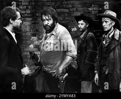 Terence Hill (a sinistra) Bud Spencer (seconda a sinistra), Ezio Marano (seconda a destra), sul set del film western "They Call me Trinity", italiano: "Lo chiamavano Trinità", Delta, 1970, AVCO Embassy Pictures, 1971 Foto Stock