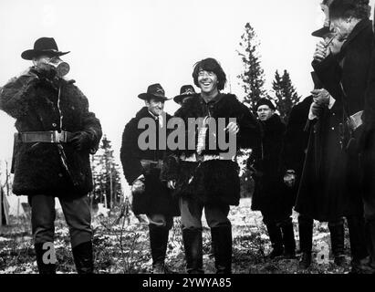 Dustin Hoffman (in piedi al centro), sul set del film western, "Little Big Man", National General Pictures, 1970 Foto Stock