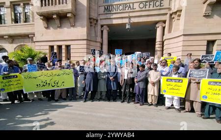 I membri dell'opposizione nel Consiglio distrettuale della città di Karachi stanno tenendo una manifestazione di protesta contro il sindaco, Barrister Murtaza Wahab fuori dalla sala del Consiglio municipale del vecchio edificio KMC a Karachi giovedì 12 dicembre 2024. Crediti: Pakistan Press International (PPI)/Alamy Live News Foto Stock