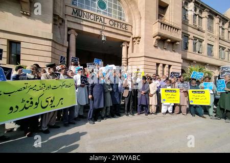 I membri dell'opposizione nel Consiglio distrettuale della città di Karachi stanno tenendo una manifestazione di protesta contro il sindaco, Barrister Murtaza Wahab fuori dalla sala del Consiglio municipale del vecchio edificio KMC a Karachi giovedì 12 dicembre 2024. Crediti: Pakistan Press International (PPI)/Alamy Live News Foto Stock