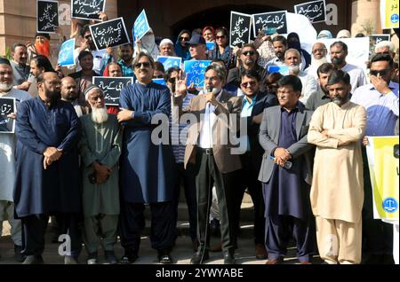 I membri dell'opposizione nel Consiglio distrettuale della città di Karachi stanno tenendo una manifestazione di protesta contro il sindaco, Barrister Murtaza Wahab fuori dalla sala del Consiglio municipale del vecchio edificio KMC a Karachi giovedì 12 dicembre 2024. Crediti: Pakistan Press International (PPI)/Alamy Live News Foto Stock