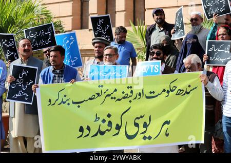 I membri dell'opposizione nel Consiglio distrettuale della città di Karachi stanno tenendo una manifestazione di protesta contro il sindaco, Barrister Murtaza Wahab fuori dalla sala del Consiglio municipale del vecchio edificio KMC a Karachi giovedì 12 dicembre 2024. Crediti: Pakistan Press International (PPI)/Alamy Live News Foto Stock