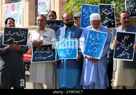 I membri dell'opposizione nel Consiglio distrettuale della città di Karachi stanno tenendo una manifestazione di protesta contro il sindaco, Barrister Murtaza Wahab fuori dalla sala del Consiglio municipale del vecchio edificio KMC a Karachi giovedì 12 dicembre 2024. Crediti: Pakistan Press International (PPI)/Alamy Live News Foto Stock