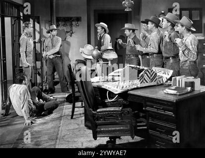 Rex Allen (in piedi a sinistra), Michael Hall (in piedi alla seconda a sinistra), Stan Jones (sceriffo), sul set del film western, 'The Last Musketeer', Republic Pictures, 1952 Foto Stock