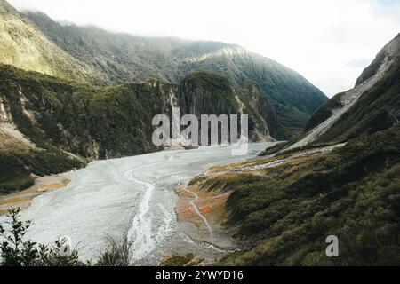 Vista del sentiero escursionistico della valle del ghiacciaio della volpe, passeggiata in nuova Zelanda, con ruscelli di acqua dolce, morene glaciali, alberi della foresta pluviale - South Island, Westland Tai P. Foto Stock