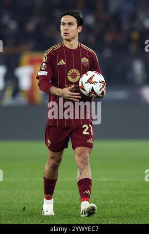 Roma, Italia. 12 dicembre 2024. Paulo Dybala di Roma detiene il pallone ufficiale durante la fase UEFA Europa League, League, Matchday 6 partita di calcio tra AS Roma e SC Braga il 12 dicembre 2024 allo Stadio Olimpico di Roma. Crediti: Federico Proietti / Alamy Live News Foto Stock