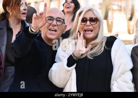 Roma, Italia. 12 dicembre 2024. Ferzan Ozpetek e Mara Venier partecipano ad un photocall per ''Diamanti'' alla Scalinata di Piazza di Spagna a Roma, Italia, il 12 dicembre 2024. (Foto di Domenico Cippitelli/NurPhoto) credito: NurPhoto SRL/Alamy Live News Foto Stock