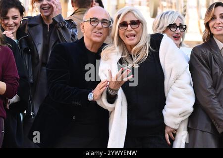 Roma, Italia. 12 dicembre 2024. Ferzan Ozpetek e Mara Venier partecipano ad un photocall per ''Diamanti'' alla Scalinata di Piazza di Spagna a Roma, Italia, il 12 dicembre 2024. (Foto di Domenico Cippitelli/NurPhoto) credito: NurPhoto SRL/Alamy Live News Foto Stock