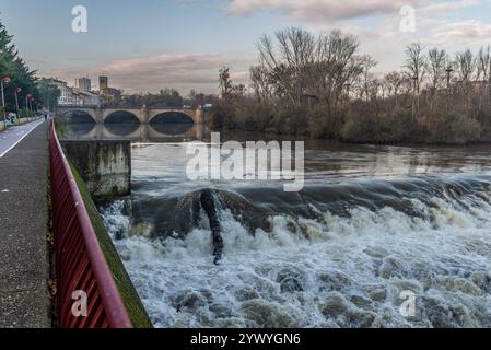 Logrono, la Rioja, Spagna. 12 dicembre 2024. Il fiume Ebro mentre passa attraverso Logroño è in allarme giallo, a seguito delle ultime piogge. Le autorità locali hanno attivato protocolli di emergenza, preparandosi a effettuare evacuazioni preventive e dispiegando squadre di soccorso per ridurre al minimo i rischi per la popolazione, se necessario. Questo evento si aggiunge alla crescente preoccupazione per l'impatto del cambiamento climatico nella regione, ricordando la distruzione prodotta a Valencia 40 giorni fa dalla DANA, che ha causato più di 200 morti. Crediti: Mario Martija/Alamy Live News Foto Stock