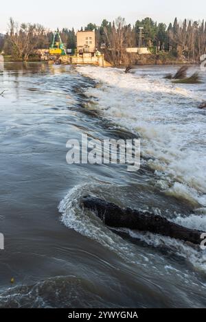 Logrono, la Rioja, Spagna. 12 dicembre 2024. Il fiume Ebro mentre passa attraverso Logroño è in allarme giallo, a seguito delle ultime piogge. Le autorità locali hanno attivato protocolli di emergenza, preparandosi a effettuare evacuazioni preventive e dispiegando squadre di soccorso per ridurre al minimo i rischi per la popolazione, se necessario. Questo evento si aggiunge alla crescente preoccupazione per l'impatto del cambiamento climatico nella regione, ricordando la distruzione prodotta a Valencia 40 giorni fa dalla DANA, che ha causato più di 200 morti. Crediti: Mario Martija/Alamy Live News Foto Stock