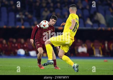 Roma, Italia. 12 dicembre 2024. Matias Soule' of Roma calcia la palla durante la fase UEFA Europa League, League, partita di calcio 6 tra AS Roma e SC Braga il 12 dicembre 2024 allo Stadio Olimpico di Roma. Crediti: Federico Proietti / Alamy Live News Foto Stock