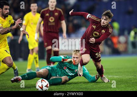 Roma, Italia. 12 dicembre 2024. Nicola Zalewski della Roma in azione durante la fase UEFA Europa League, League, Matchday 6 partita di calcio tra AS Roma e SC Braga il 12 dicembre 2024 allo Stadio Olimpico di Roma. Crediti: Federico Proietti / Alamy Live News Foto Stock