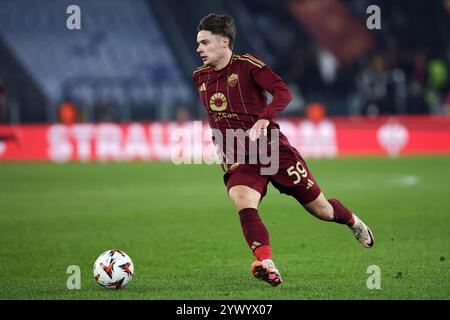 Roma, Italia. 12 dicembre 2024. Nicola Zalewski della Roma in azione durante la fase UEFA Europa League, League, Matchday 6 partita di calcio tra AS Roma e SC Braga il 12 dicembre 2024 allo Stadio Olimpico di Roma. Crediti: Federico Proietti / Alamy Live News Foto Stock