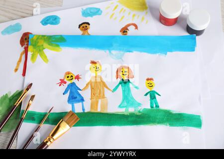 Disegno per bambini di una famiglia felice e provviste su un tavolo di legno, sopra la vista Foto Stock