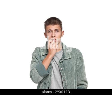 Studente emotivo che ha stress prima dell'esame su sfondo bianco Foto Stock