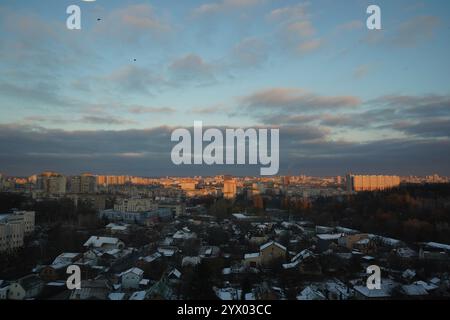 I tetti distanti sono vestiti di bianco immacolato, brillano leggermente sotto il sole di mezzogiorno. Foto Stock
