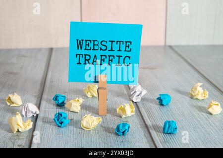 Nota di memo scritta con il TRAFFICO del SITO web di testo isolato su sfondo verde Foto Stock