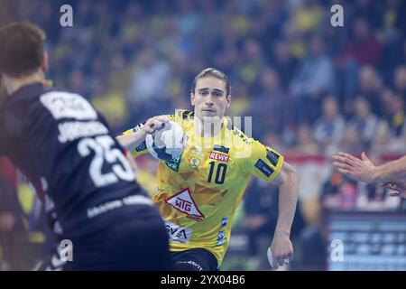 Mannheim, Germania. 12 dicembre 2024. Juri Knorr (Rhein-Neckar Loewen, #10) am Ball Rhein-Neckar Loewen vs SG Flensburg-Handewitt, Handball, 1. Liga, HBL, Spielzeit 2024/2025, 14. Spieltag, 12.12.2024 foto: Eibner-Pressefoto/Achim Kunetka credito: dpa/Alamy Live News Foto Stock