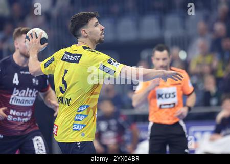 Mannheim, Germania. 12 dicembre 2024. Ivan Martinovic (Rhein-Neckar Loewen, #5) passo di beim Rhein-Neckar Loewen vs SG Flensburg-Handewitt, Handball, 1. Liga, HBL, Spielzeit 2024/2025, 14. Spieltag, 12.12.2024 foto: Eibner-Pressefoto/Achim Kunetka credito: dpa/Alamy Live News Foto Stock