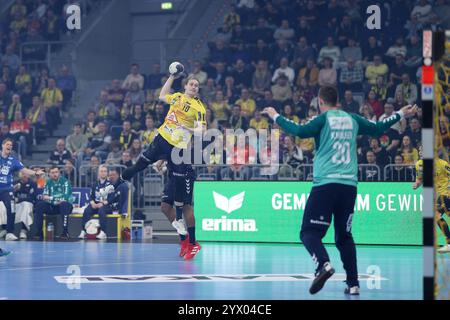 Mannheim, Germania. 12 dicembre 2024. Juri Knorr (Rhein-Neckar Loewen, #10) beim Wurf Rhein-Neckar Loewen vs SG Flensburg-Handewitt, Handball, 1. Liga, HBL, Spielzeit 2024/2025, 14. Spieltag, 12.12.2024 foto: Eibner-Pressefoto/Achim Kunetka credito: dpa/Alamy Live News Foto Stock