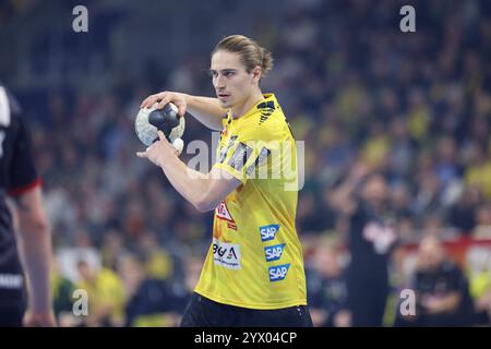 Mannheim, Germania. 12 dicembre 2024. Juri Knorr (Rhein-Neckar Loewen, #10) am Ball Rhein-Neckar Loewen vs SG Flensburg-Handewitt, Handball, 1. Liga, HBL, Spielzeit 2024/2025, 14. Spieltag, 12.12.2024 foto: Eibner-Pressefoto/Achim Kunetka credito: dpa/Alamy Live News Foto Stock