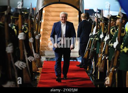 Johannesburg, Sudafrica. 12 dicembre 2024. Il presidente federale Frank-Walter Steinmeier arriva all'aeroporto internazionale O.R. Tambo di Johannesburg. Durante il suo viaggio di quattro giorni in Africa, il presidente federale Steinmeier visiterà Nigeria, Sudafrica e Lesotho." Crediti: Bernd von Jutrczenka/dpa/Alamy Live News Foto Stock