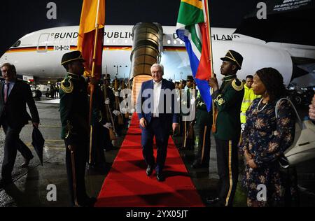 Johannesburg, Sudafrica. 12 dicembre 2024. Il presidente federale Frank-Walter Steinmeier arriva all'aeroporto internazionale O.R. Tambo di Johannesburg. Durante il suo viaggio di quattro giorni in Africa, il presidente federale Steinmeier visiterà Nigeria, Sudafrica e Lesotho." Crediti: Bernd von Jutrczenka/dpa/Alamy Live News Foto Stock