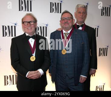 Londra, Regno Unito. Michael 'Mick' Conroy, Stephen Walker e Robbie Grey ai BMI Awards 2024. Il Savoy Hotel. 9 dicembre 2024. Rif: LMK11-S101224-001 Steve Bealing/Landmark Media WWW.LMKMEDIA.COM Foto Stock