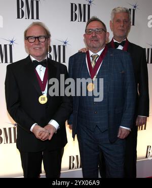 Londra, Regno Unito. Michael 'Mick' Conroy, Stephen Walker e Robbie Grey ai BMI Awards 2024. Il Savoy Hotel. 9 dicembre 2024. Rif: LMK11-S101224-001 Steve Bealing/Landmark Media WWW.LMKMEDIA.COM Foto Stock