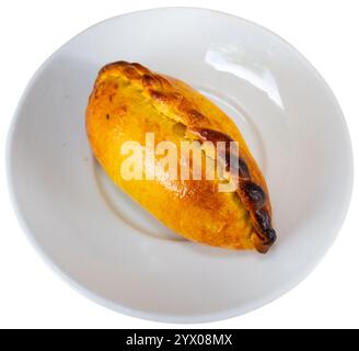 Vista della gustosa empanada con formaggio e jamon. Piatto tradizionale latino-americano Foto Stock