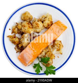 Salmone con cavolfiore su un piatto bianco Foto Stock