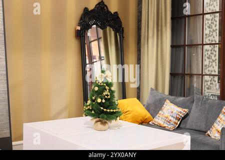 Un intimo soggiorno Holiday splendidamente adornato con un delizioso albero di Natale Foto Stock