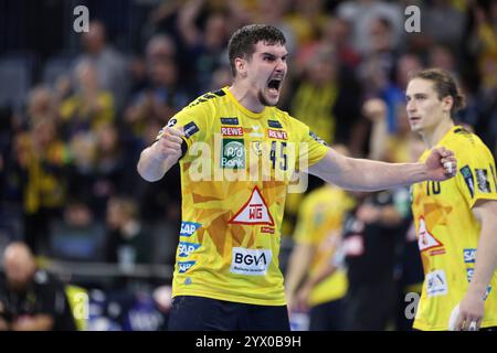 Mannheim, Germania. 12 dicembre 2024. Halil Jaganjac (Rhein-Neckar Loewen, #45) jubelt ueber den gehaltenen Wurf Rhein-Neckar Loewen vs SG Flensburg-Handewitt, Handball, 1. Liga, HBL, Spielzeit 2024/2025, 14. Spieltag, 12.12.2024 foto: Eibner-Pressefoto/Achim Kunetka credito: dpa/Alamy Live News Foto Stock