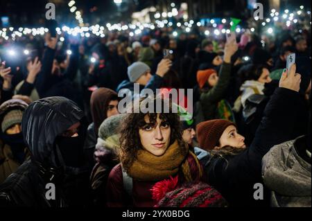 Jan Schmidt-Whitley/le Pictorium - manifestazione di opposizione a Tbilisi e visita dei deputati europei - 12/12/2024 - Georgia (Europa)/Tbilisi/Tbilisi - in occasione dei raduni pro-Europa di fronte al Parlamento georgiano, una delegazione di deputati ha incontrato i manifestanti e ha ribadito il loro sostegno alle loro aspirazioni. Crediti: LE PICTORIUM/Alamy Live News Foto Stock