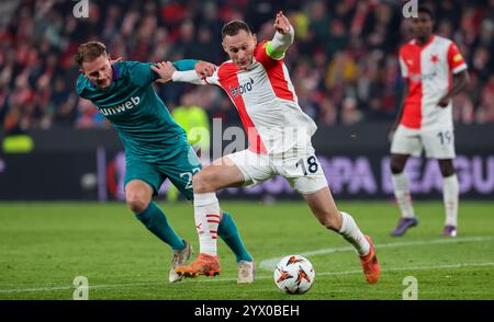 Praga, Repubblica Ceca. 12 dicembre 2024. Mats Rits di Anderlecht e Jan Boril di Slavia Praga lottano per il pallone durante una partita di calcio tra la squadra belga di calcio RSC Anderlecht e la ceca Slavia Praha, giovedì 12 dicembre 2024 a Praga, Repubblica Ceca, il giorno 6/8 della fase a gironi del torneo UEFA Europa League. BELGA PHOTO VIRGINIE LEFOUR credito: Belga News Agency/Alamy Live News Foto Stock