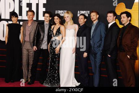 HOLLYWOOD, CALIFORNIA - 10 DICEMBRE: Eriko Hatsune, Edward Norton, Timothée Chalamet, Monica Barbaro, Elle Fanning, James Mangold, Scoot McNairy, Boyd Holbrook, Will Harrison, Nick Pupo partecipa alla premiere di Los Angeles di Searchlight Pictures "A complete Unknown" al Dolby Theatre il 10 dicembre 2024 a Hollywood, California. Crediti: Jeffrey Mayer / MediaPunch Foto Stock