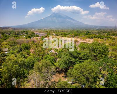 Vista aerea della Bali tropicale con il Monte Agung alle spalle Foto Stock